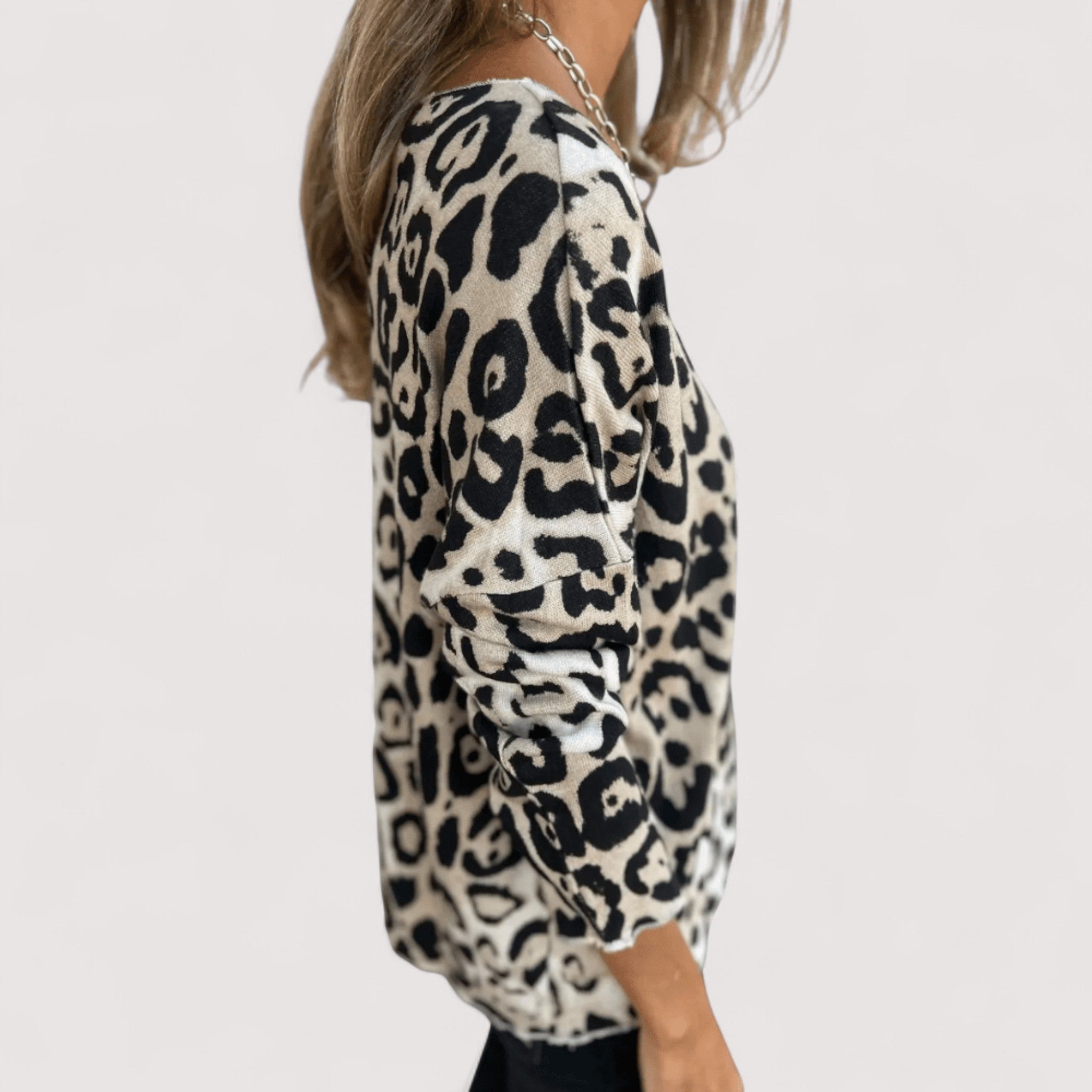 Deirbhile – Top with Chic Leopard Print